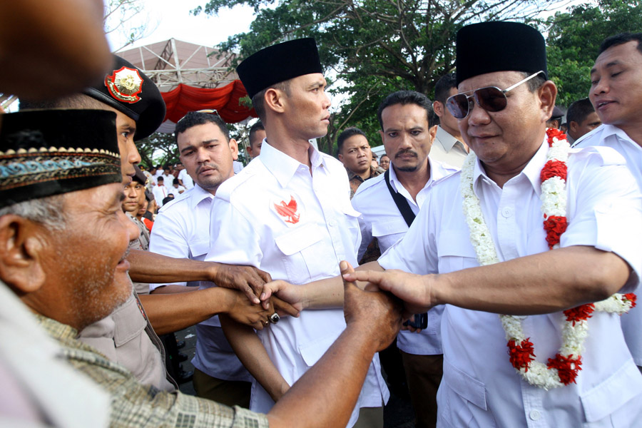 Prabowo Subianto bersalaman dengan salah seorang pendukungnya.